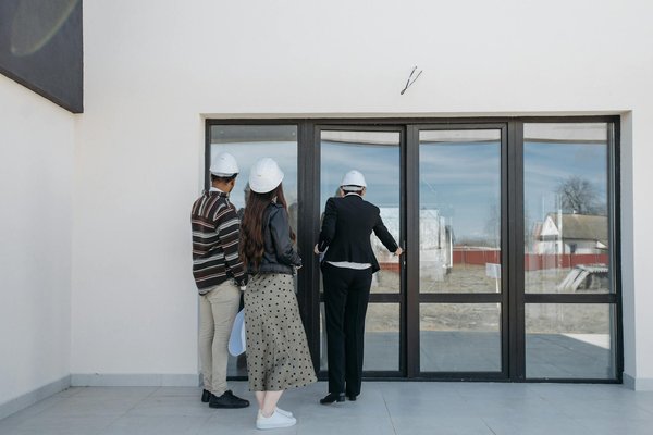 Exploring the charm and advantages of incorporating vintage elements in uk home decor